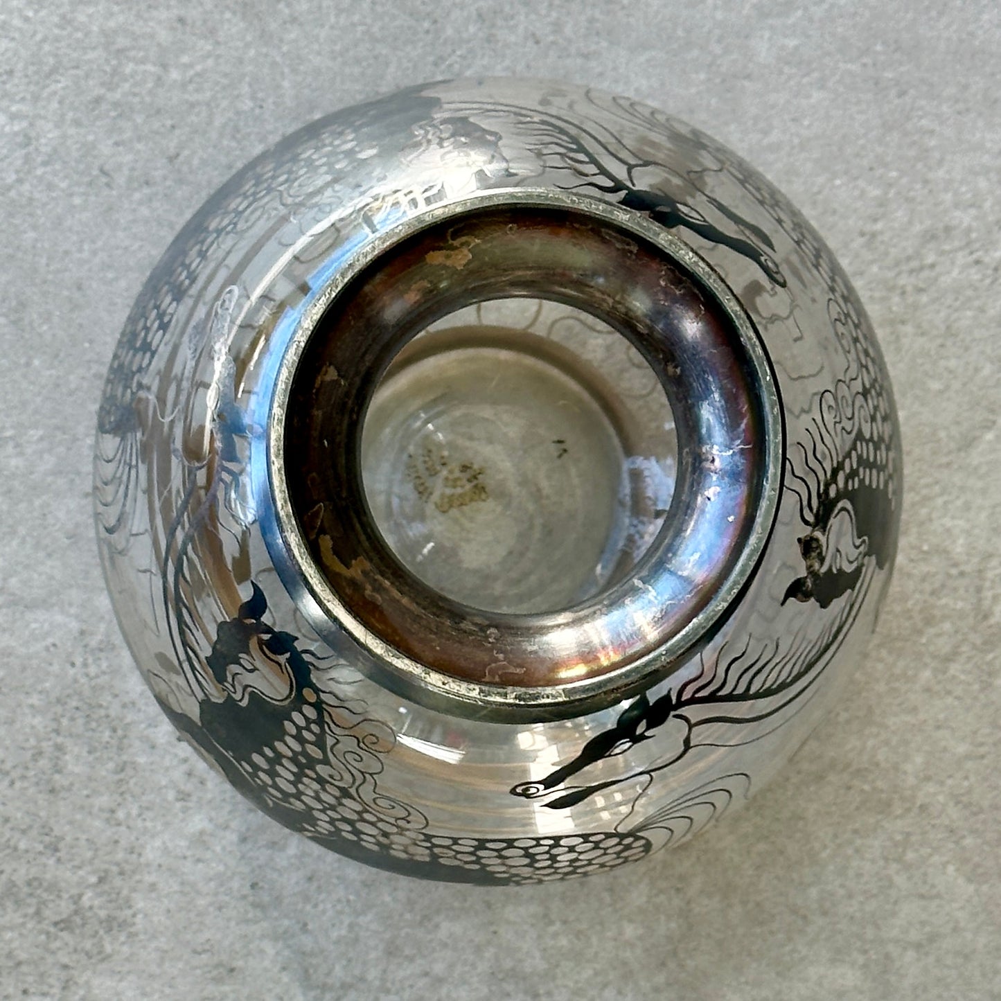 Vase Art Déco Saint Graal en Verre Soufflé & Argent Gravé – Motif Animalier Mythologique