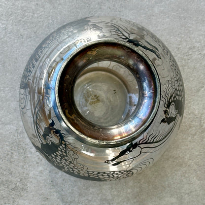 Vase Art Déco Saint Graal en Verre Soufflé & Argent Gravé – Motif Animalier Mythologique