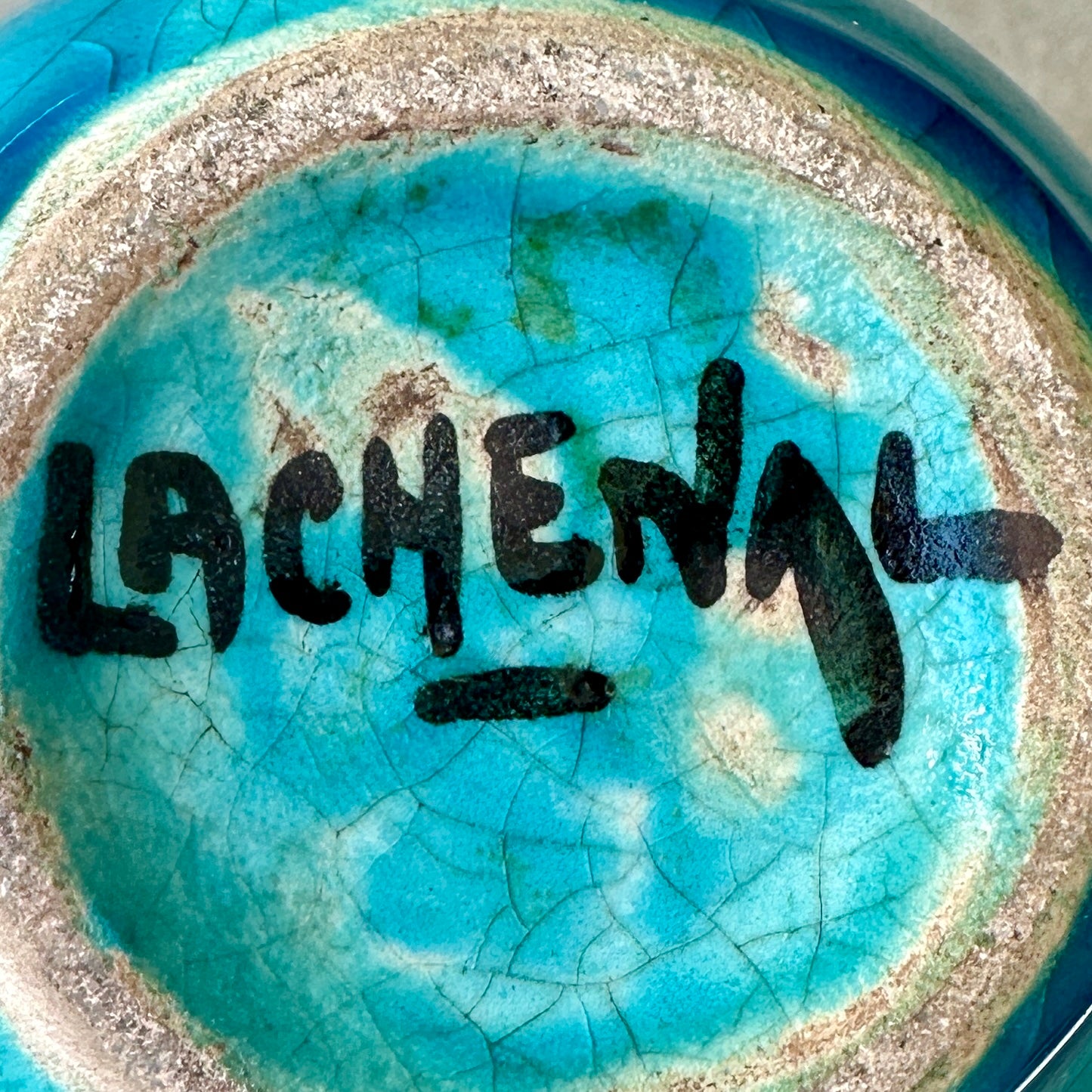 Signature Edmond Lachenal sous la base d’un vase Art nouveau en céramique bleue craquelée
