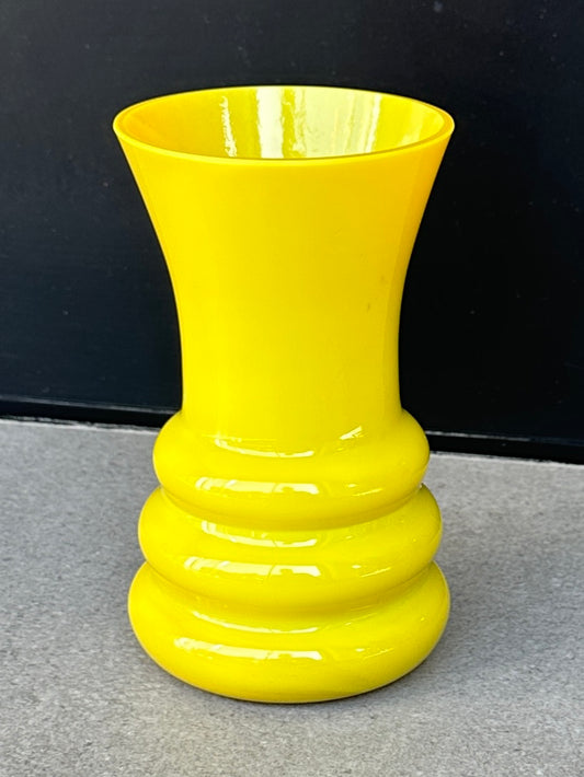 Vase Scandinave Vert Opalin Jaune Citron – Attribué à Erik Höglund – 17 cm