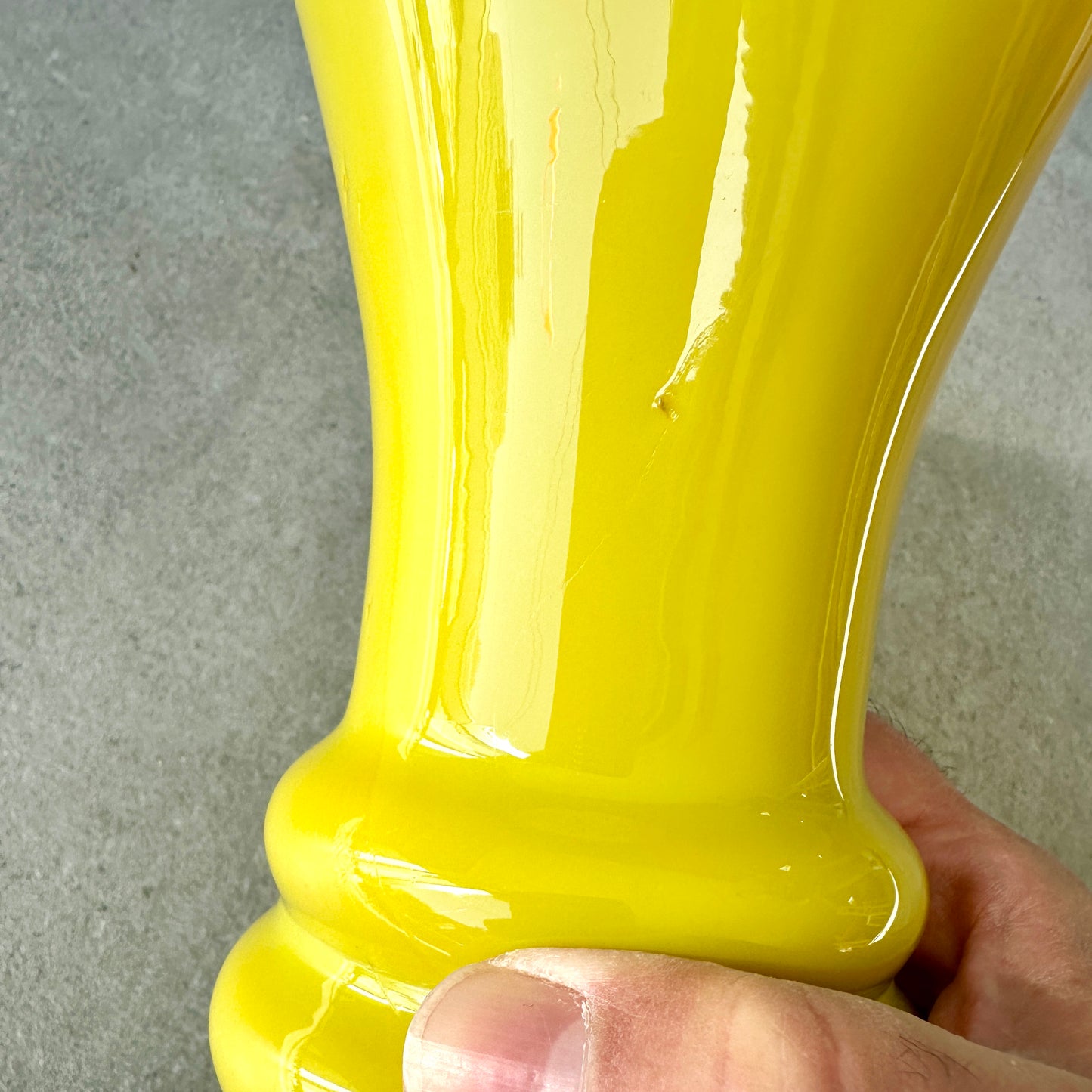 Vase Scandinave Vert Opalin Jaune Citron – Attribué à Erik Höglund – 17 cm