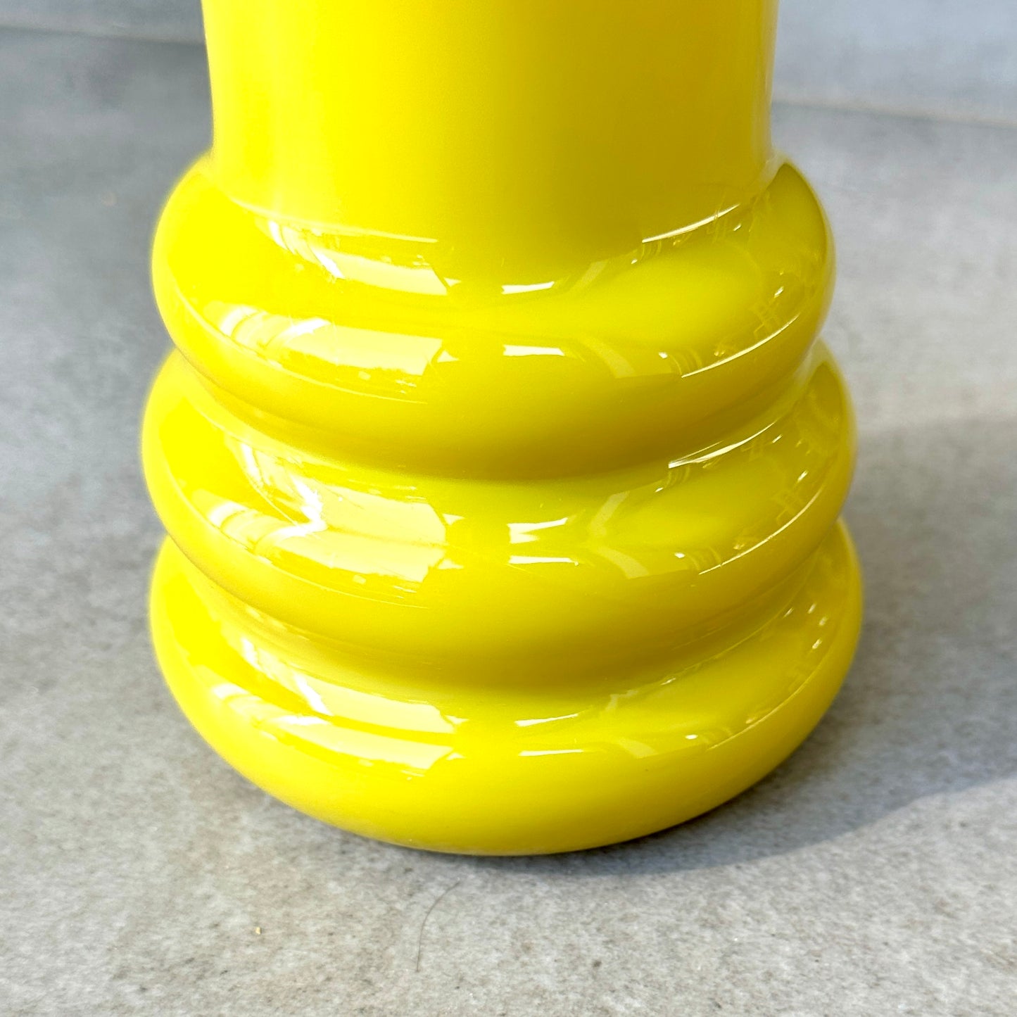 Vase Scandinave Vert Opalin Jaune Citron – Attribué à Erik Höglund – 17 cm