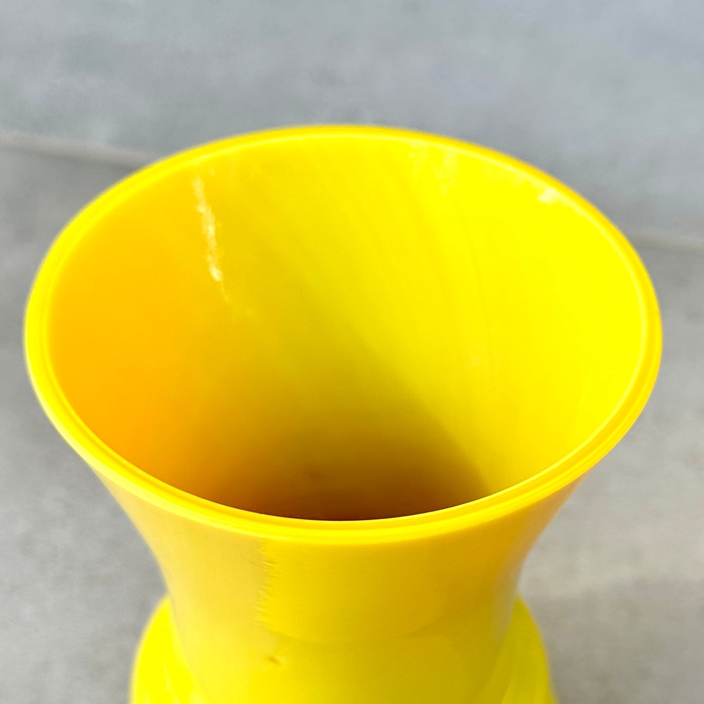 Vase Scandinave Vert Opalin Jaune Citron – Attribué à Erik Höglund – 17 cm
