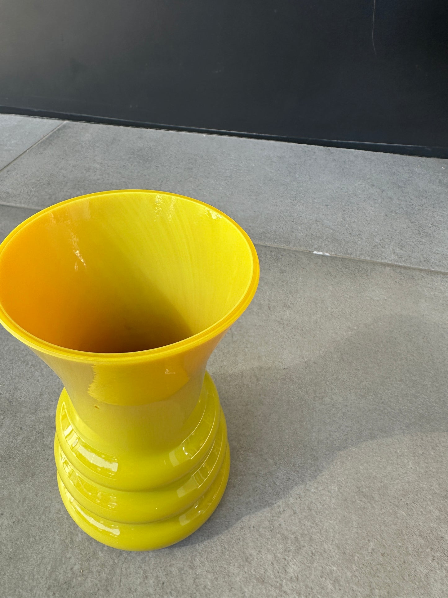 Vase Scandinave Vert Opalin Jaune Citron – Attribué à Erik Höglund – 17 cm