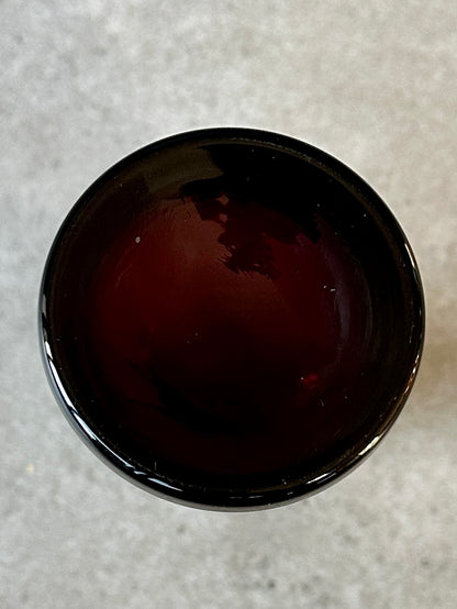 Vase HSK Tarnowiec – Verre rouge rubis avec poignées transparentes – Pologne, soufflé à la bouche