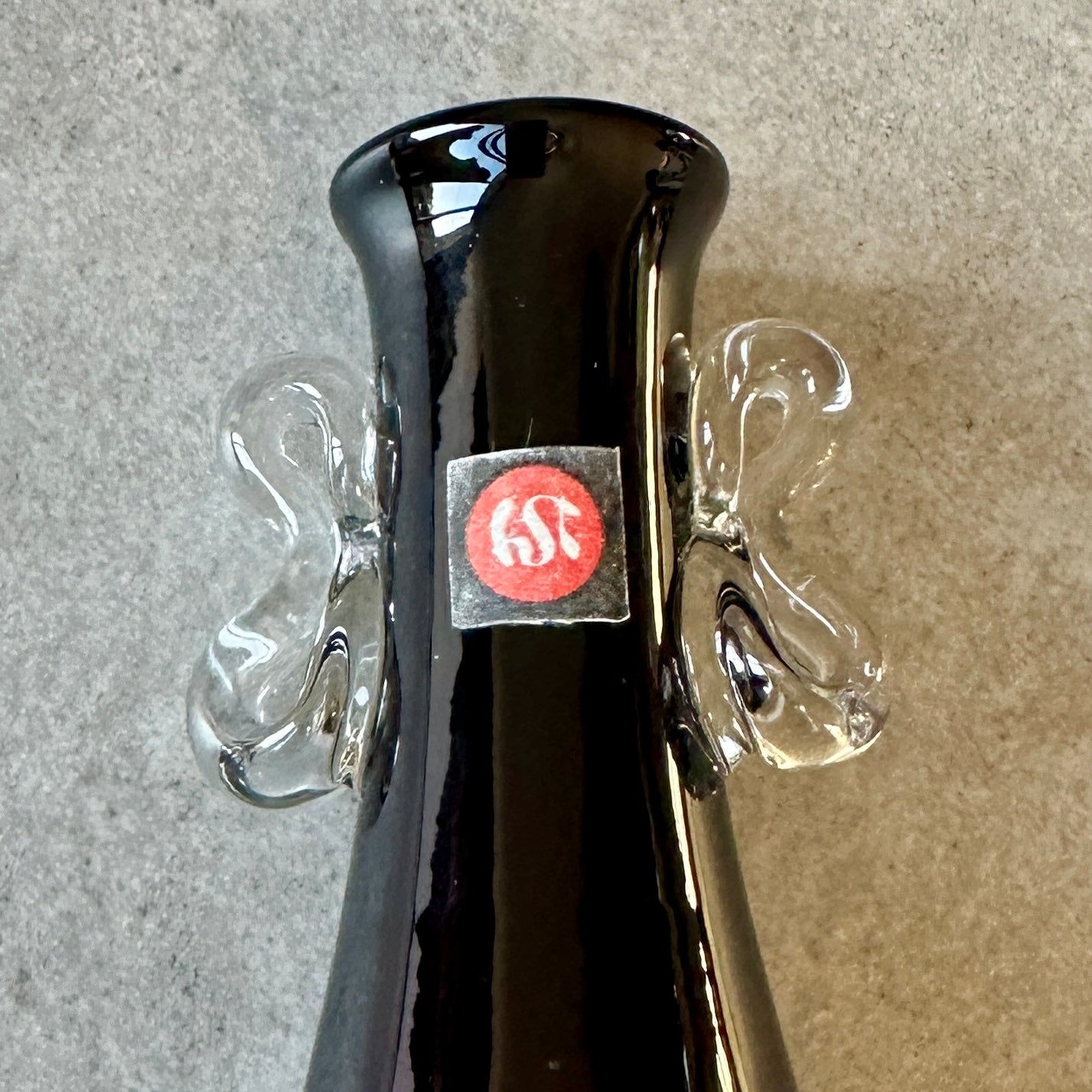 Vase HSK Tarnowiec – Verre rouge rubis avec poignées transparentes – Pologne, soufflé à la bouche