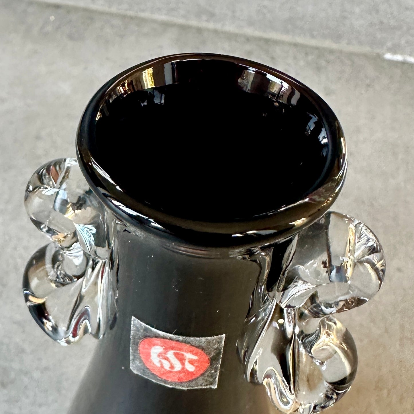 Vase HSK Tarnowiec – Verre rouge rubis avec poignées transparentes – Pologne, soufflé à la bouche