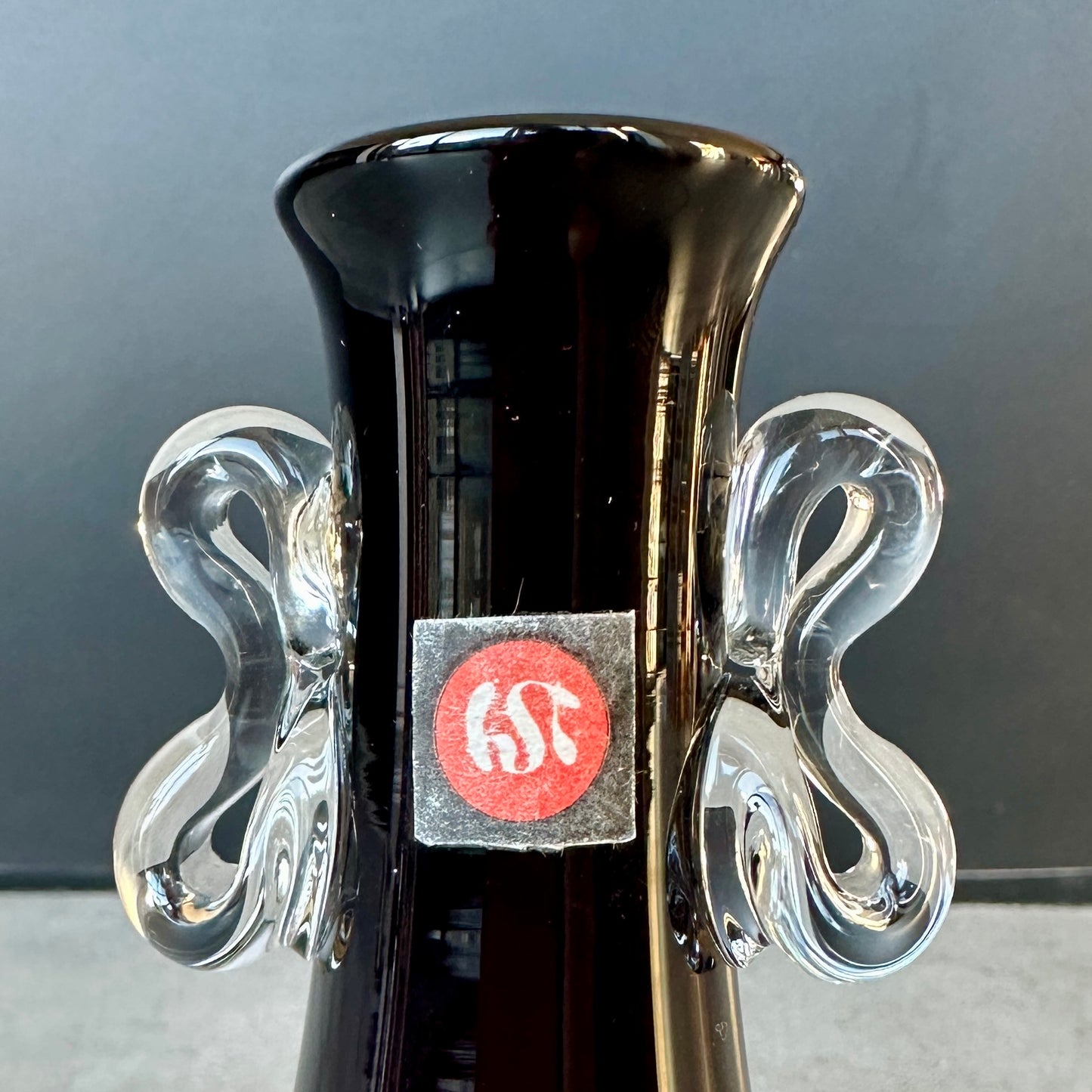 Vase HSK Tarnowiec – Verre rouge rubis avec poignées transparentes – Pologne, soufflé à la bouche