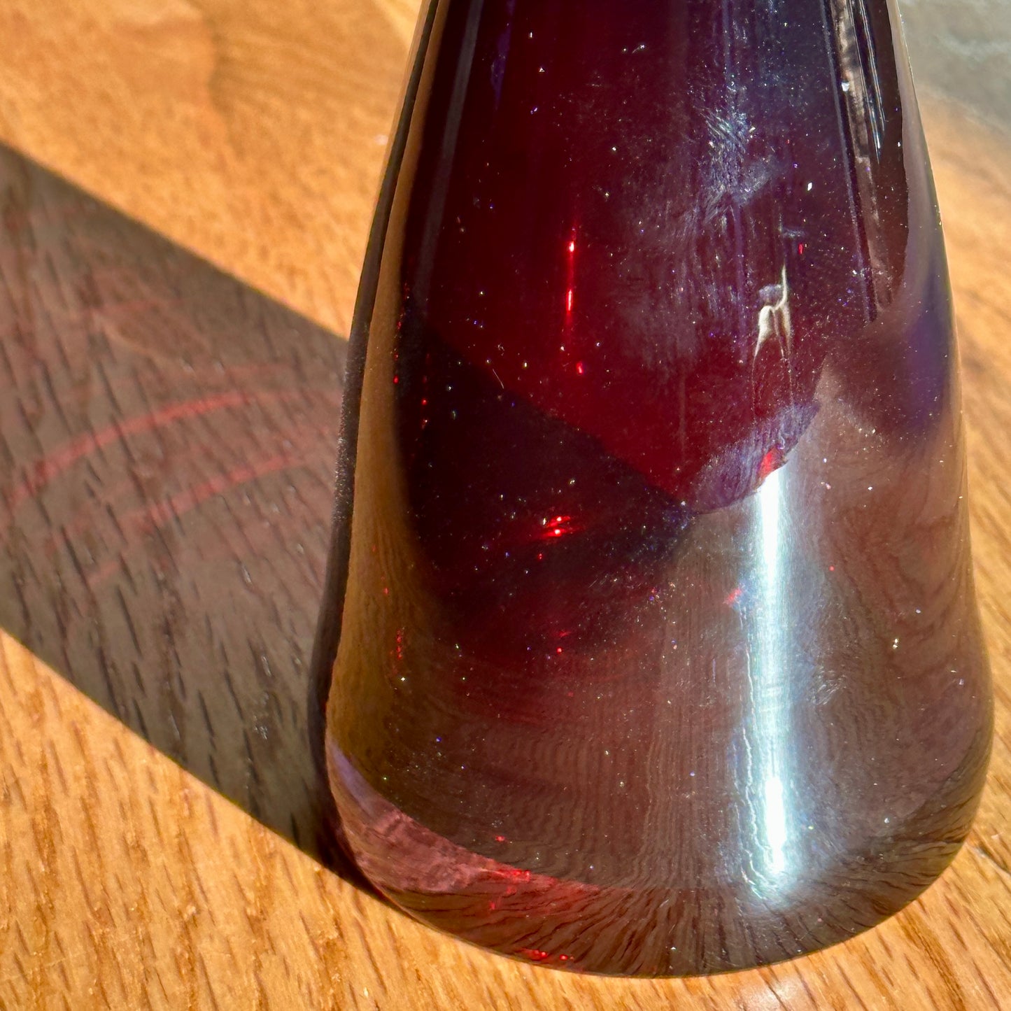 Vase HSK Tarnowiec – Verre rouge rubis avec poignées transparentes – Pologne, soufflé à la bouche