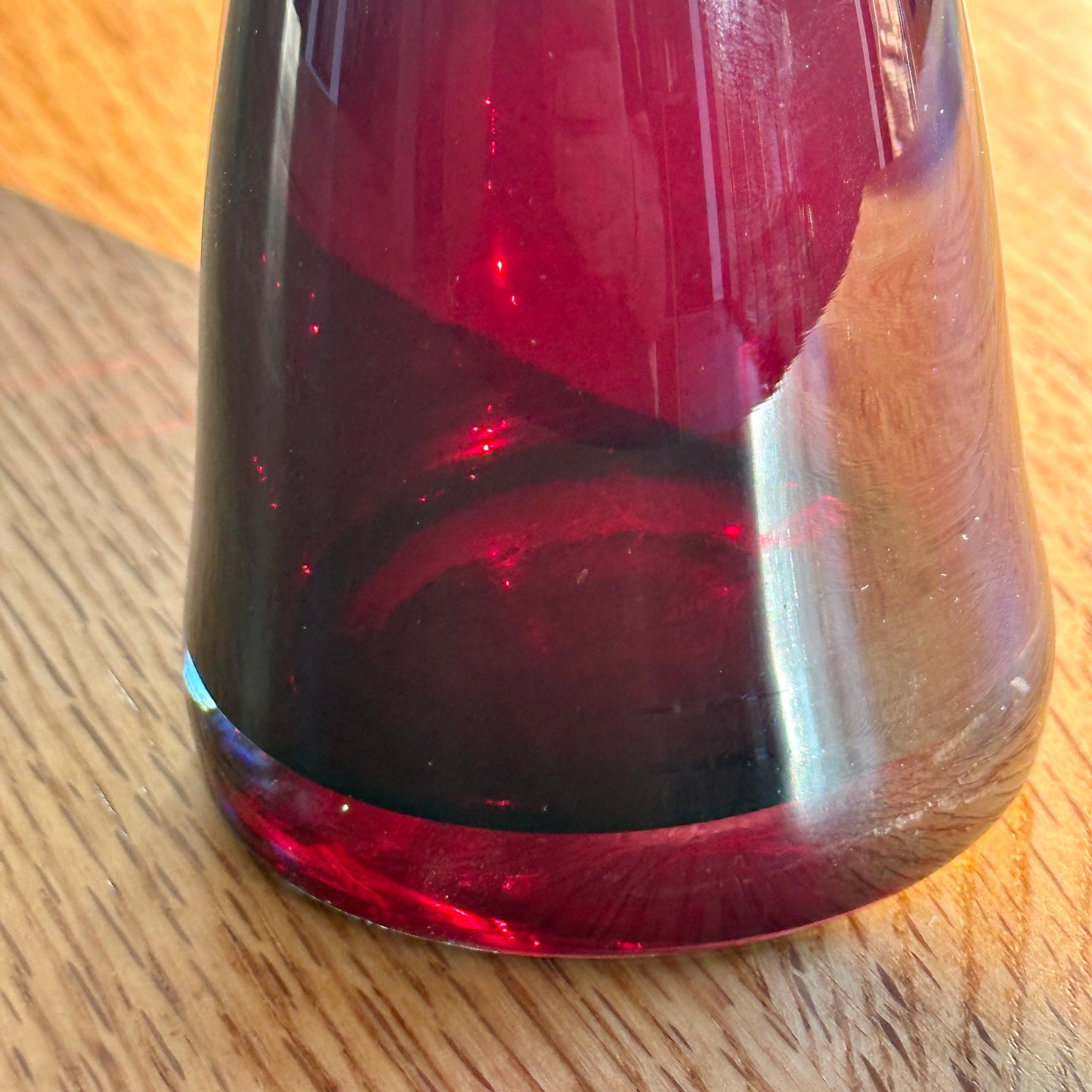 Vase HSK Tarnowiec – Verre rouge rubis avec poignées transparentes – Pologne, soufflé à la bouche