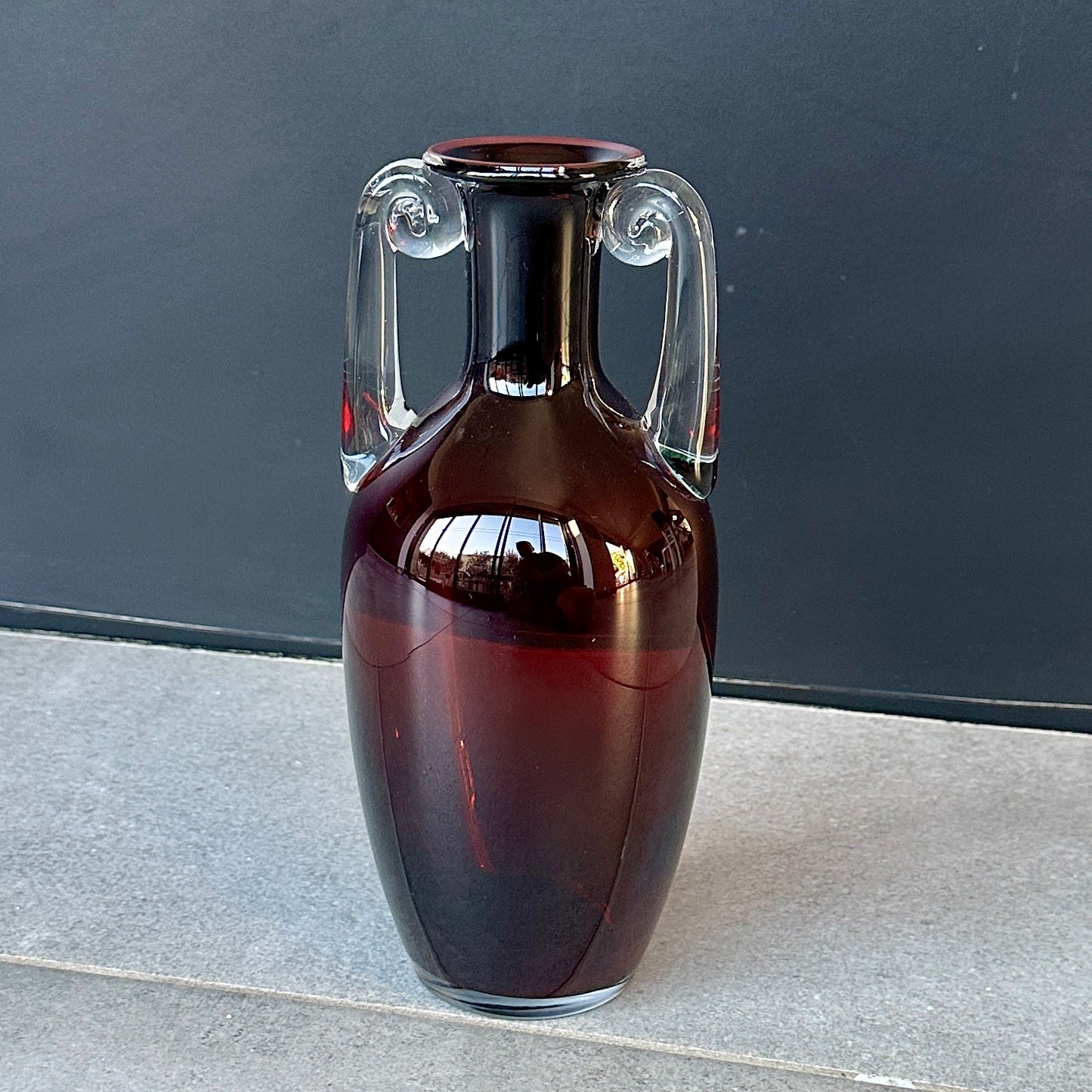 Vase HSK Tarnowiec – Amfora en verre rubis avec poignées transparentes – Art Konstglas vintage