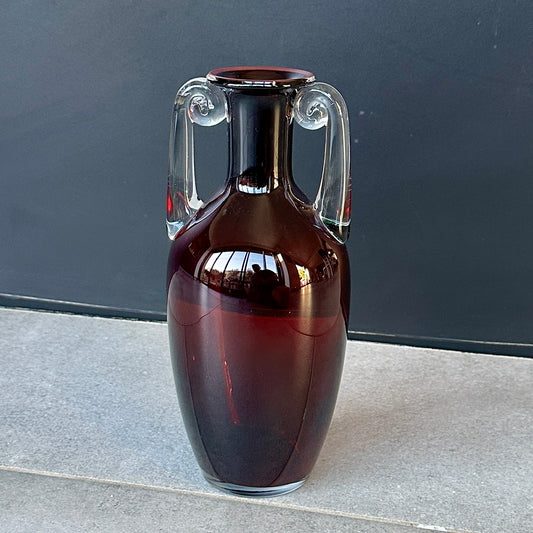 Vase HSK Tarnowiec – Amfora en verre rubis avec poignées transparentes – Art Konstglas vintage