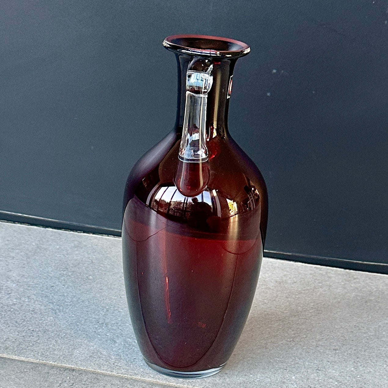 Vase HSK Tarnowiec – Amfora en verre rubis avec poignées transparentes – Art Konstglas vintage