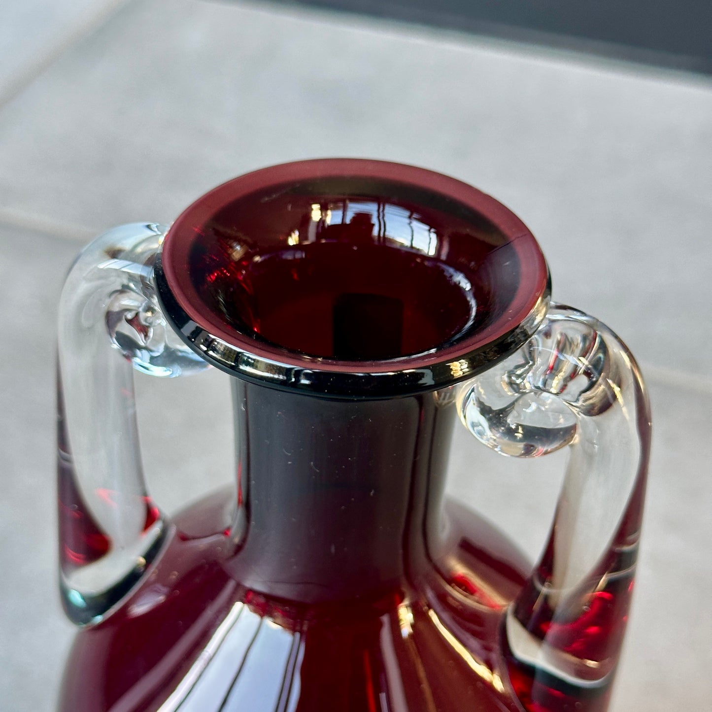 Vase HSK Tarnowiec – Amfora en verre rubis avec poignées transparentes – Art Konstglas vintage