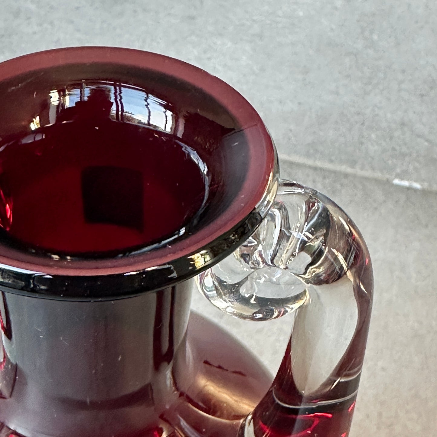 Vase HSK Tarnowiec – Amfora en verre rubis avec poignées transparentes – Art Konstglas vintage
