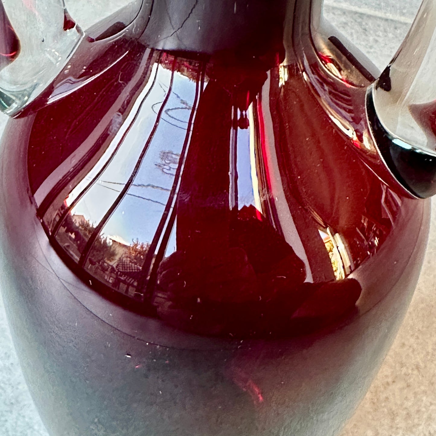 Vase HSK Tarnowiec – Amfora en verre rubis avec poignées transparentes – Art Konstglas vintage