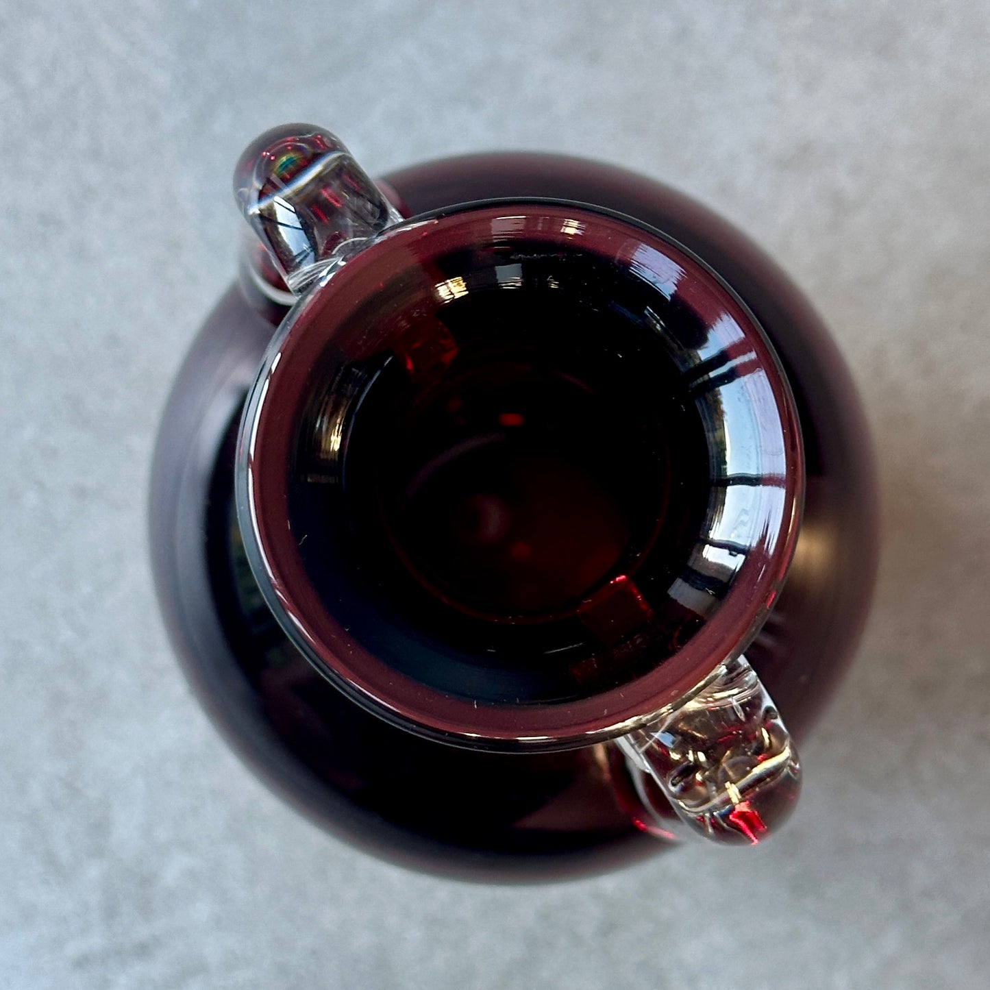 Vase HSK Tarnowiec – Amfora en verre rubis avec poignées transparentes – Art Konstglas vintage