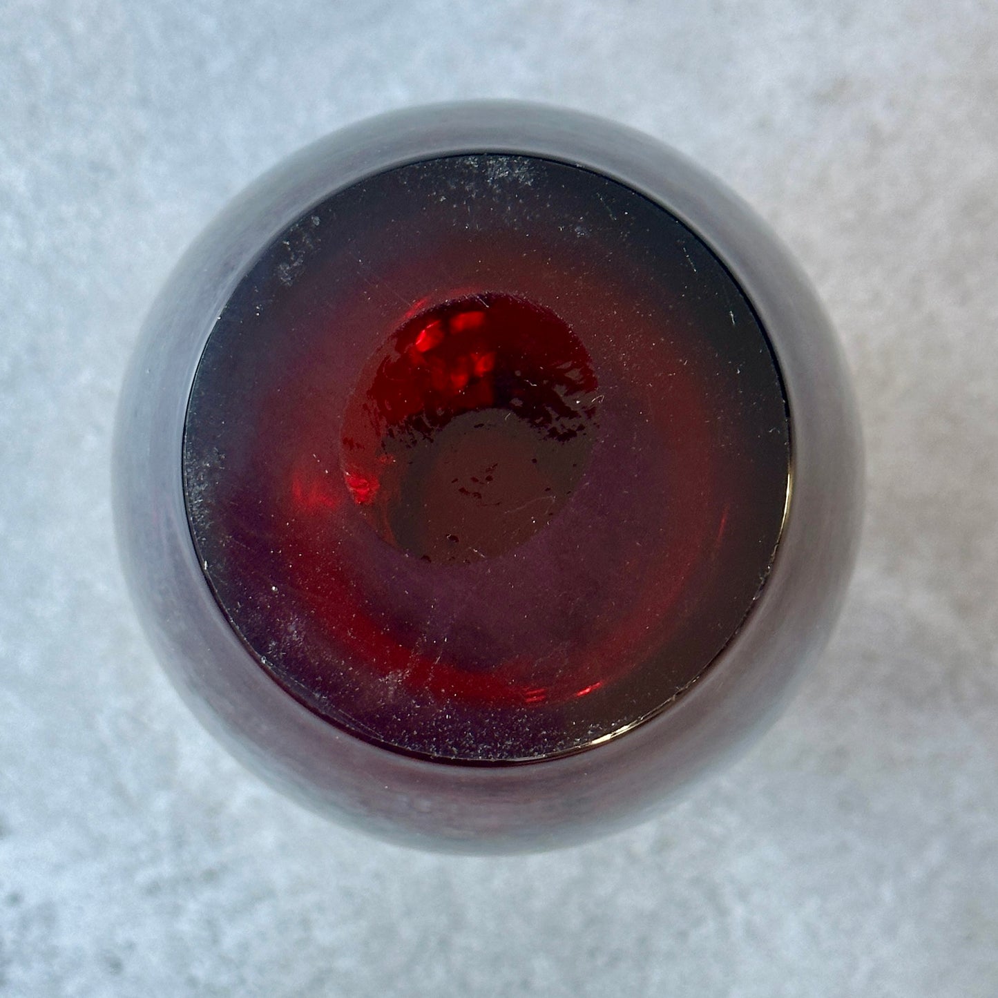 Vase HSK Tarnowiec – Amfora en verre rubis avec poignées transparentes – Art Konstglas vintage