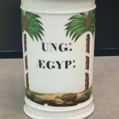 Pot à pharmacie en faïence avec couvercle à décor égyptien du XIXème siècle.