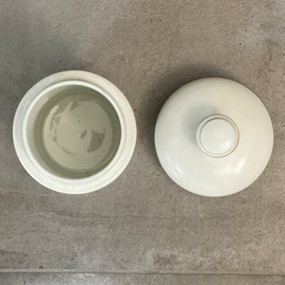 Pot à pharmacie en faïence avec couvercle à décor floral du XIXème siècle.