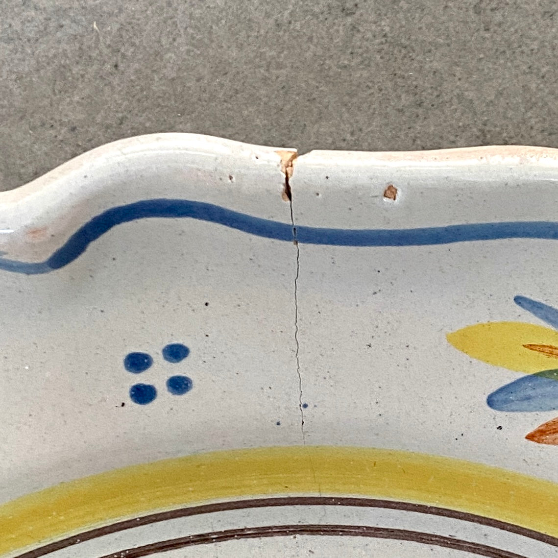 Grand plat, rond en faïence Henriot de Quimper - Circa 1900 - Bretagne