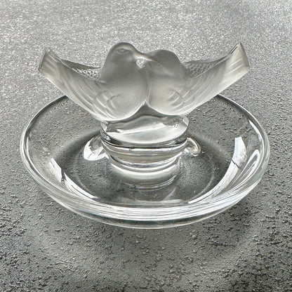 Baguier en cristal signé Lalique France - Modèle Couple de Colombes