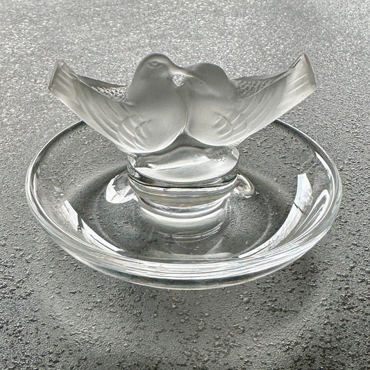 Baguier en cristal signé Lalique France - Modèle Couple de Colombes