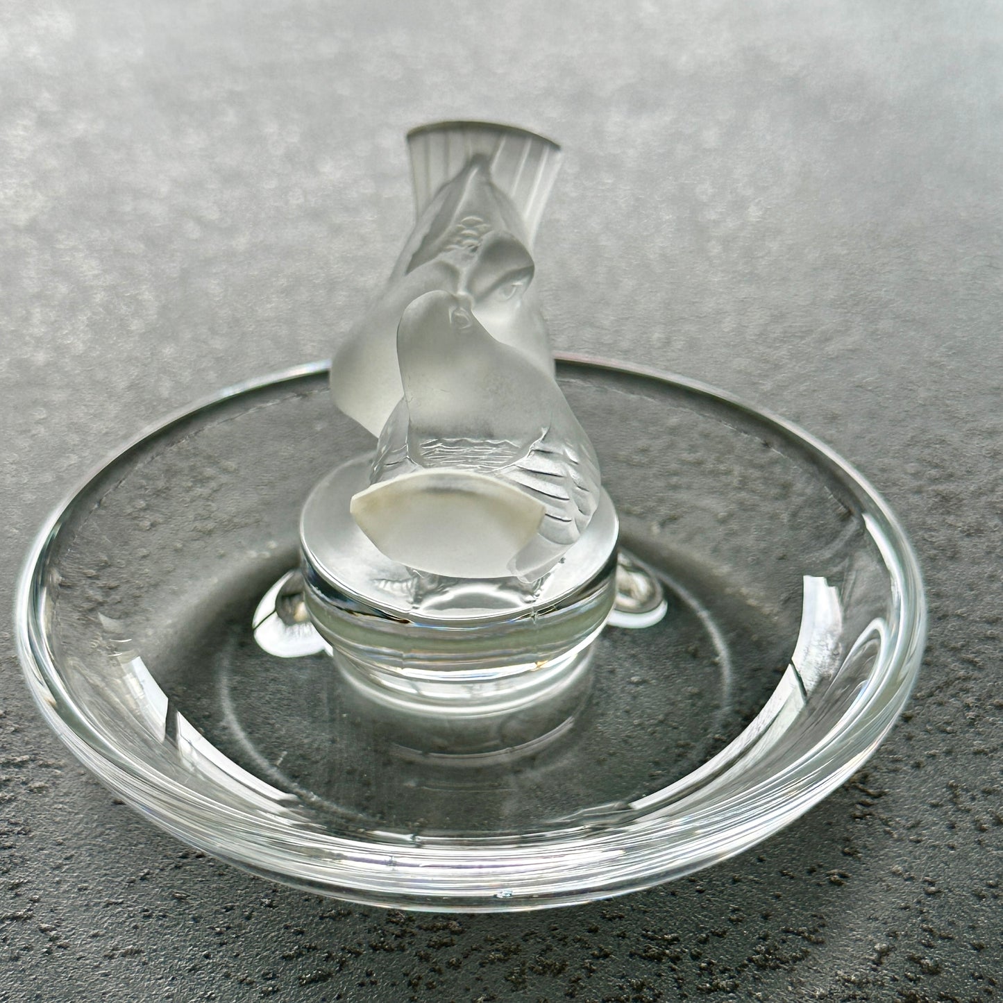 Baguier en cristal signé Lalique France - Modèle Couple de Colombes