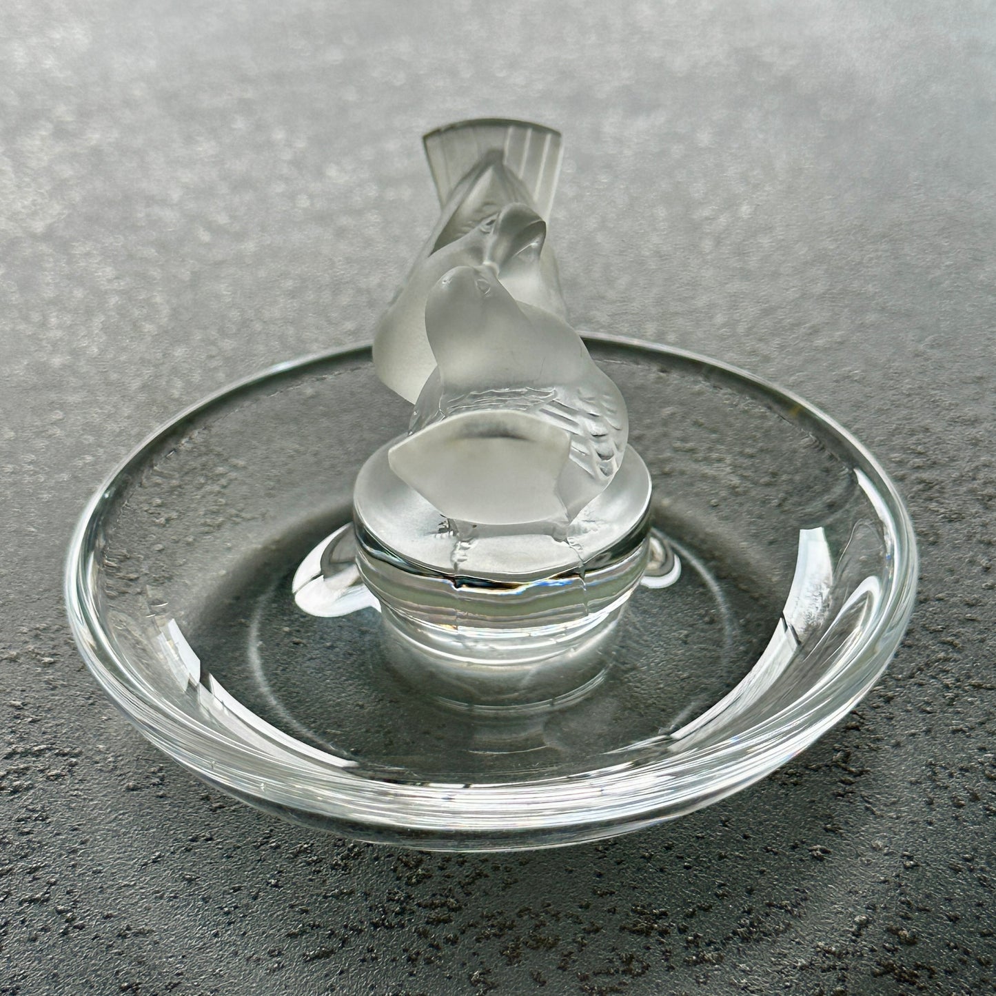 Baguier en cristal signé Lalique France - Modèle Couple de Colombes