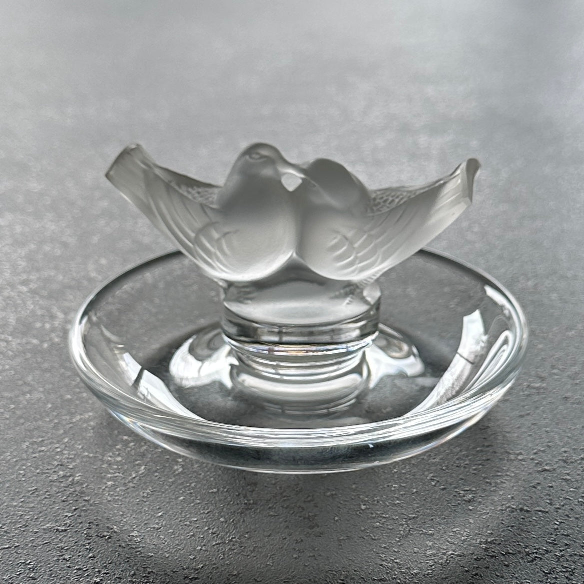 Baguier en cristal signé Lalique France - Modèle Couple de Colombes
