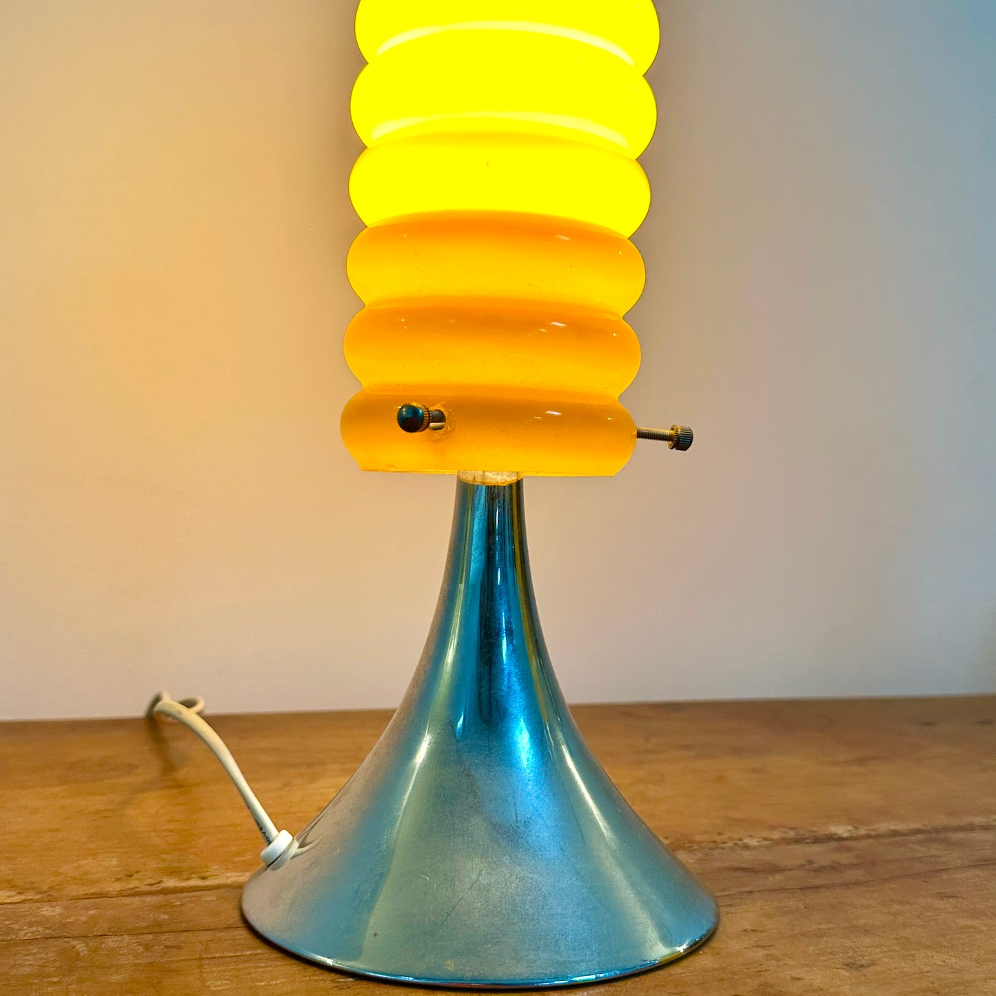 Lampe Vintage Orange – Base Tulipe Chromée & Abat-Jour en Verre