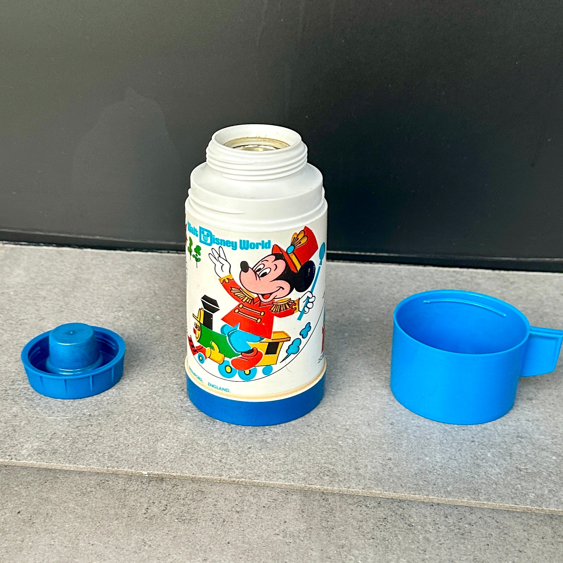 Détail Mickey Mouse thermos Disney vintage 1971