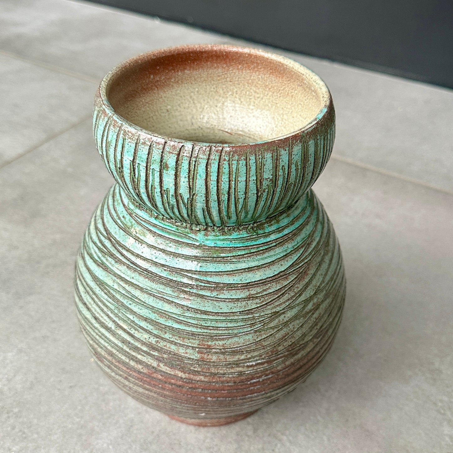 Vase Accolay en céramique émaillée turquoise – Années 60 – H 23 cm