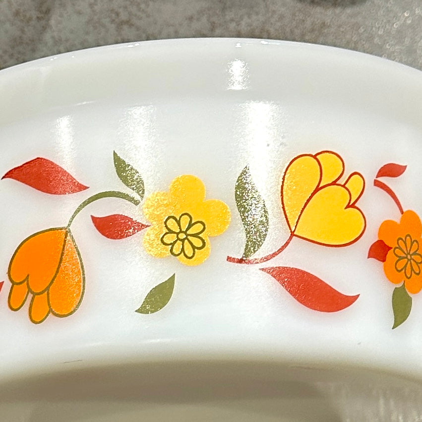 Saladier arcopal à fleurs orange et jaune Saladier arcopal à fleurs orange et jaune