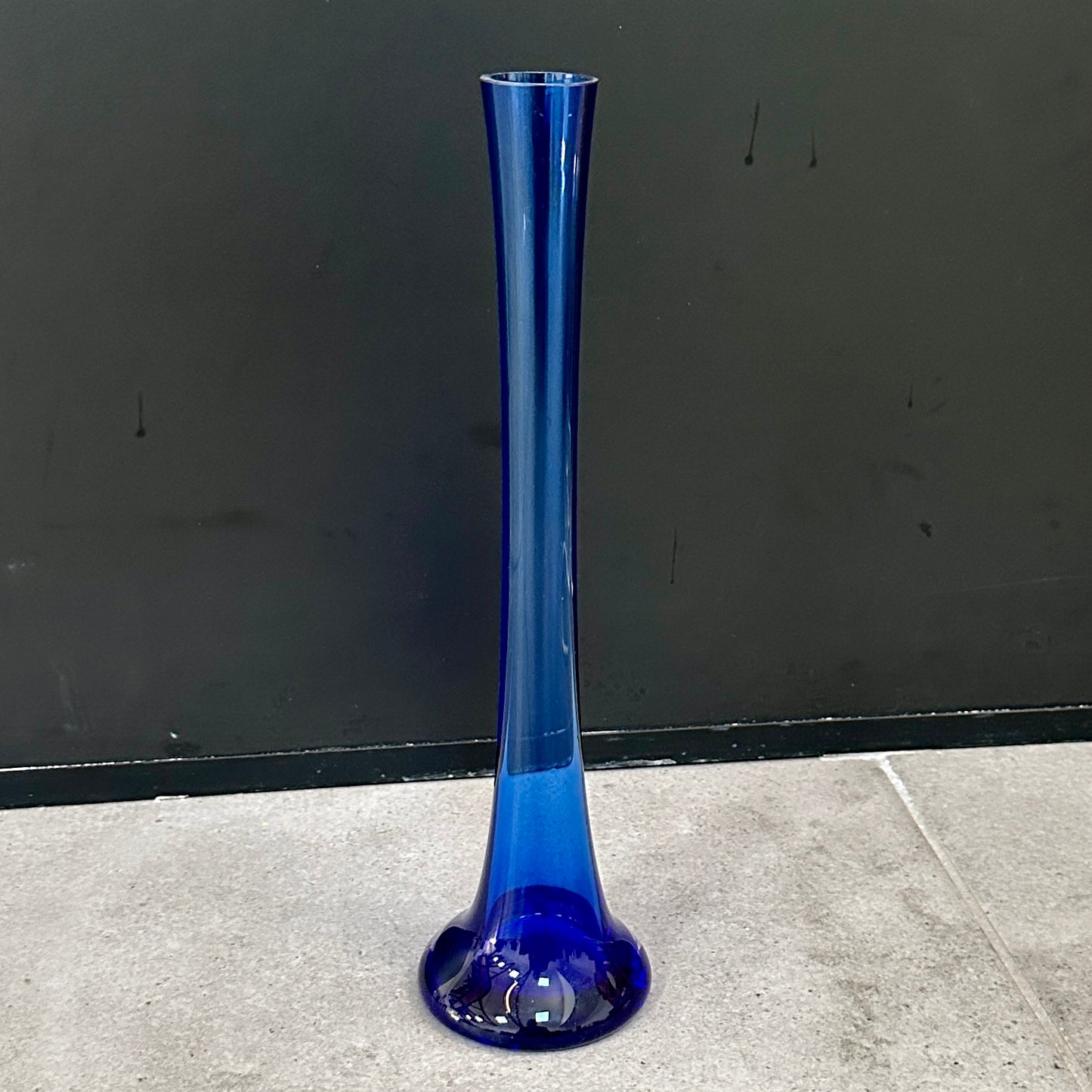 Soliflore en Verre Bleu Vintage des Années 80 – Élégance et Style Rétro