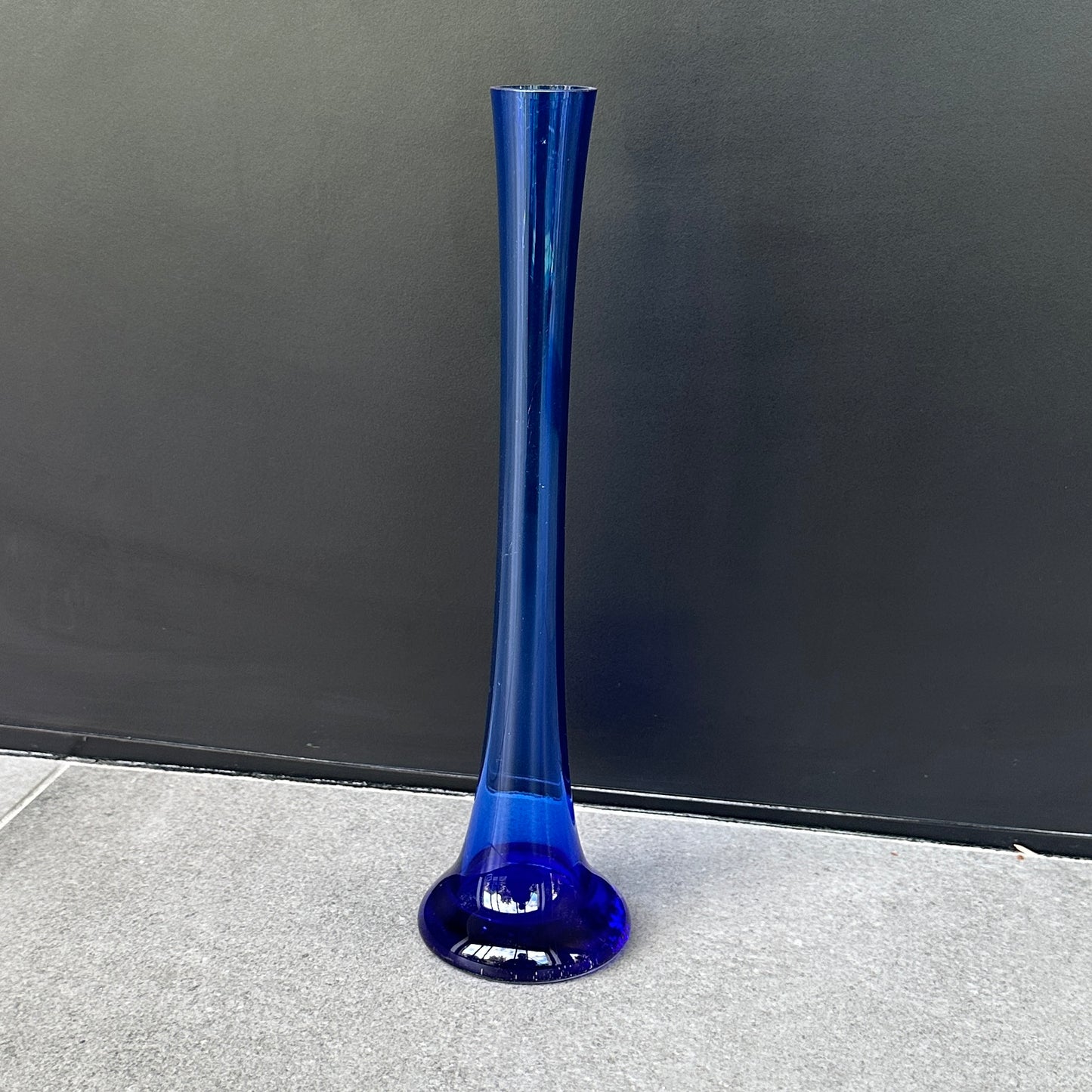Soliflore en Verre Bleu Vintage des Années 80 – Élégance et Style Rétro