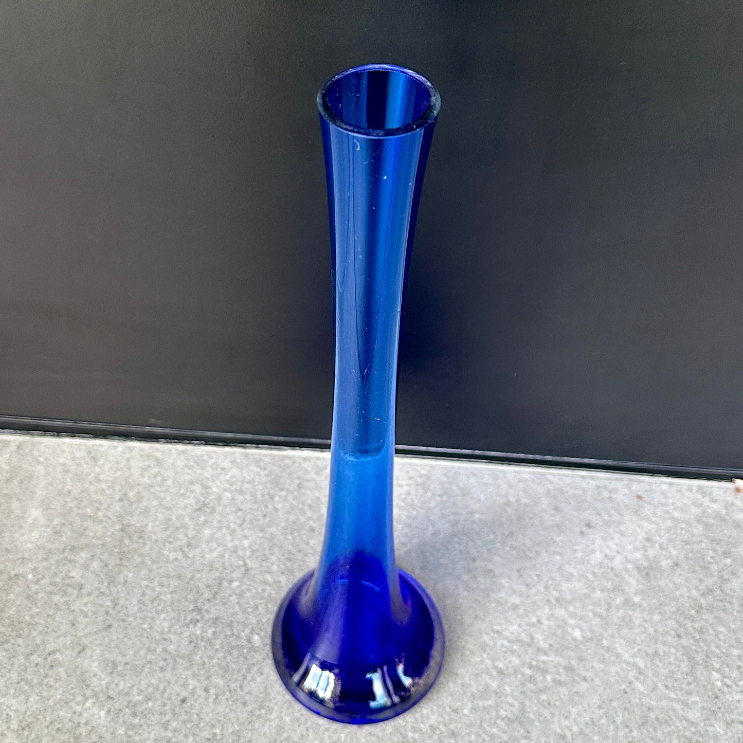 Soliflore en Verre Bleu Vintage des Années 80 – Élégance et Style Rétro