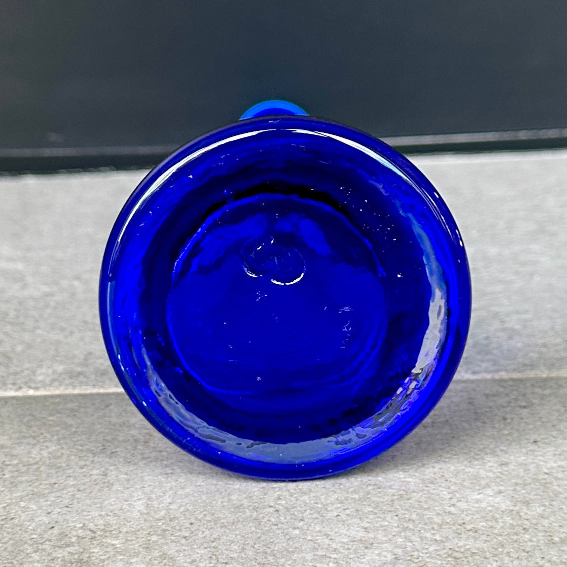 Soliflore en Verre Bleu Vintage des Années 80 – Élégance et Style Rétro