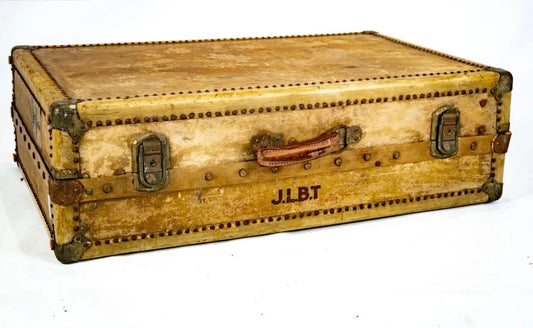 Valise ancienne - garniture cuir crème - étiquettes anciennes et intérieur avec compartiments et cintres.