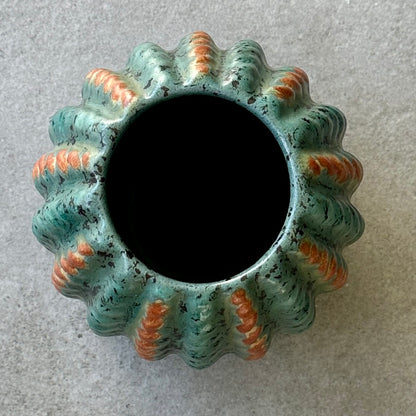 Ouverture et forme globulaire d’un vase melon en céramique scandinave des années 1930
