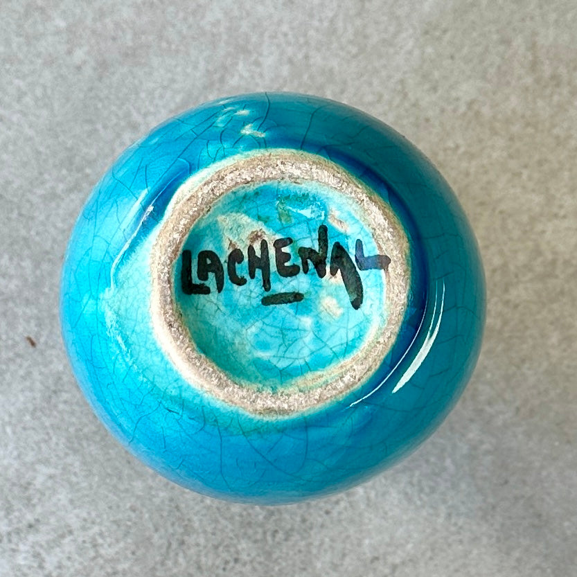 Signature Edmond Lachenal sous la base d’un vase Art nouveau en céramique bleue craquelée
