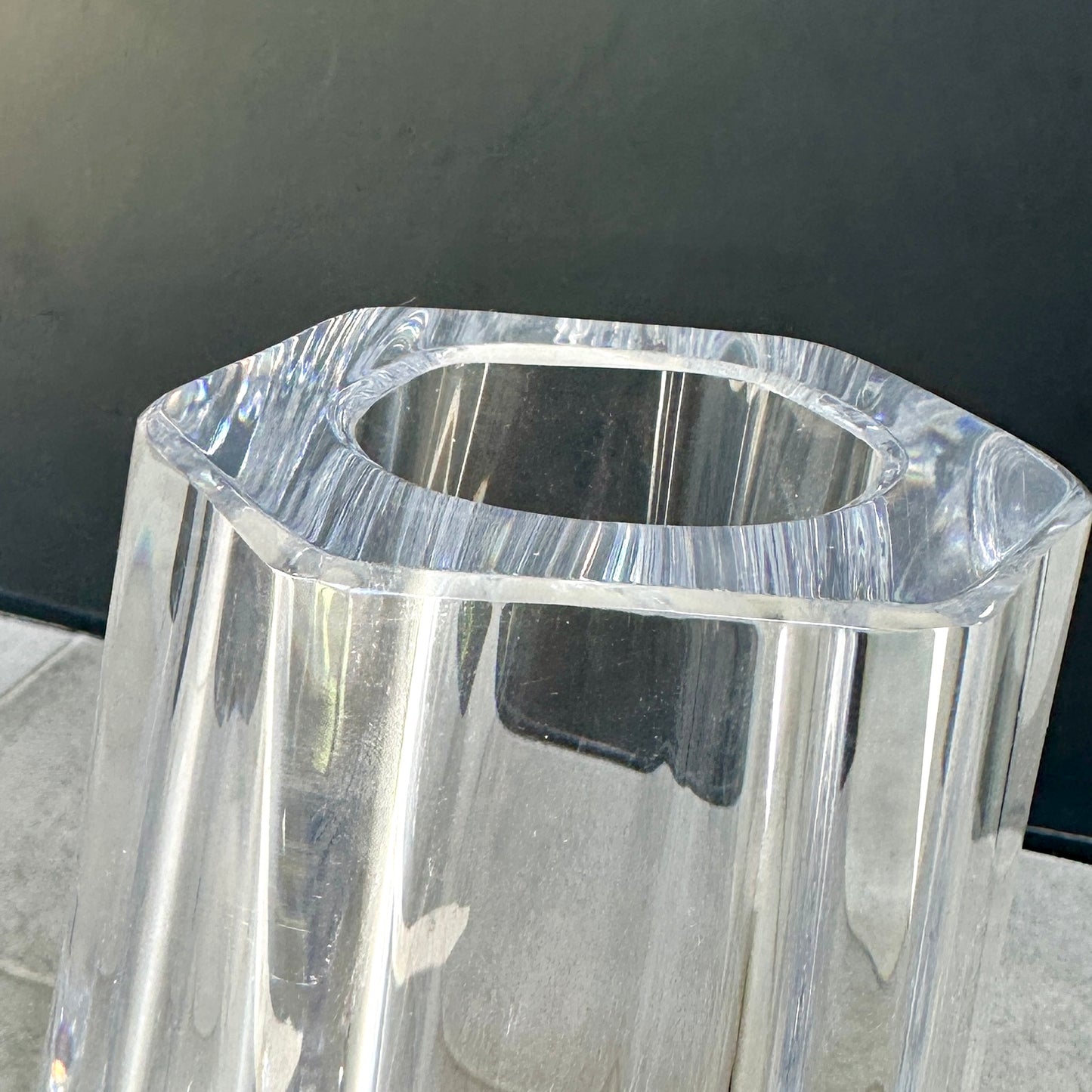 Vase en cristal hexagonal signé Daum France – 35 cm – Cristal clair Made in France