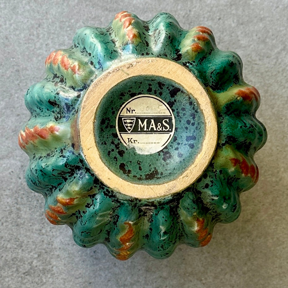 Étiquette M.A.&S Danemark sous la base d’un vase en céramique Michael Andersen & Sons
