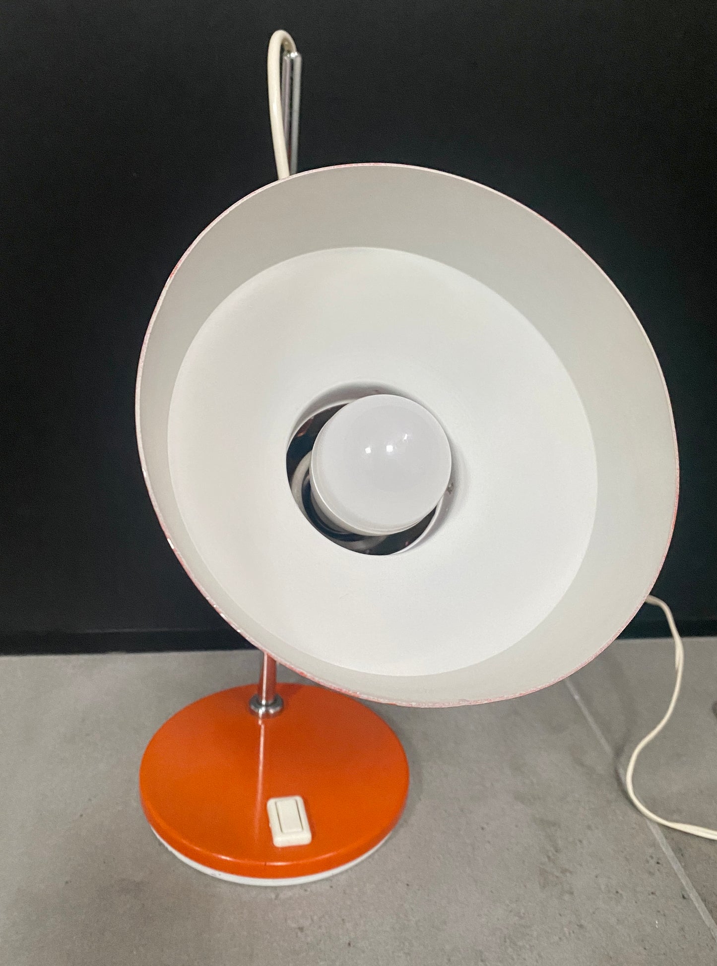 Lampe de bureau métal laqué orange et chrome - vers 1970