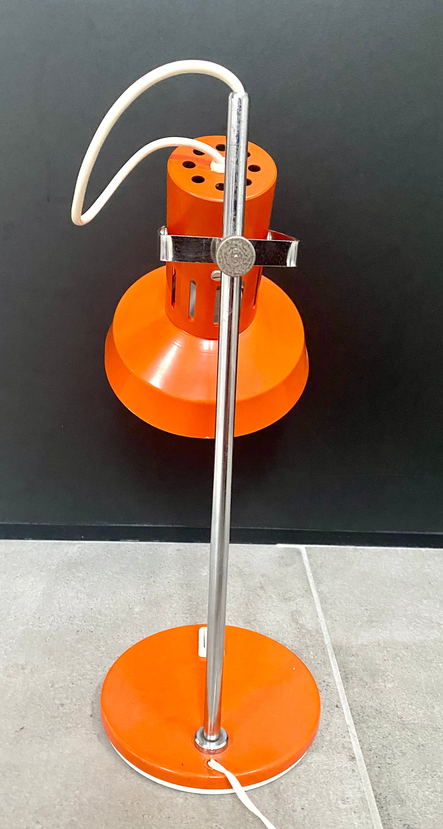 Lampe de bureau métal laqué orange et chrome - vers 1970