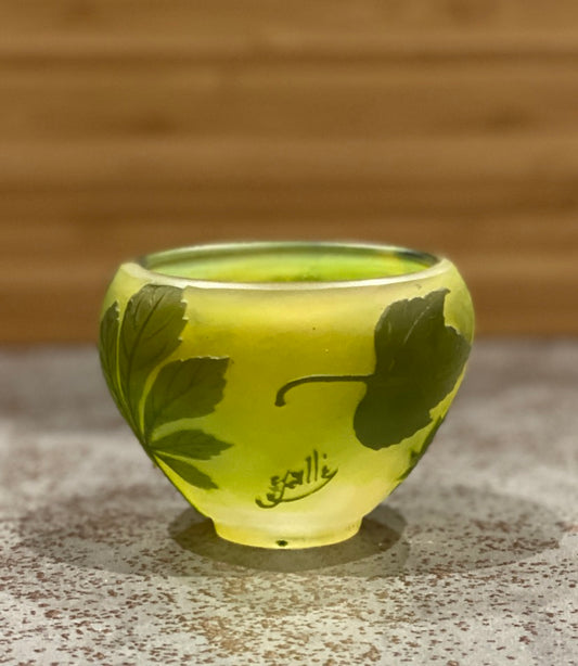Vase Gallé décor feuillage vert nuancé