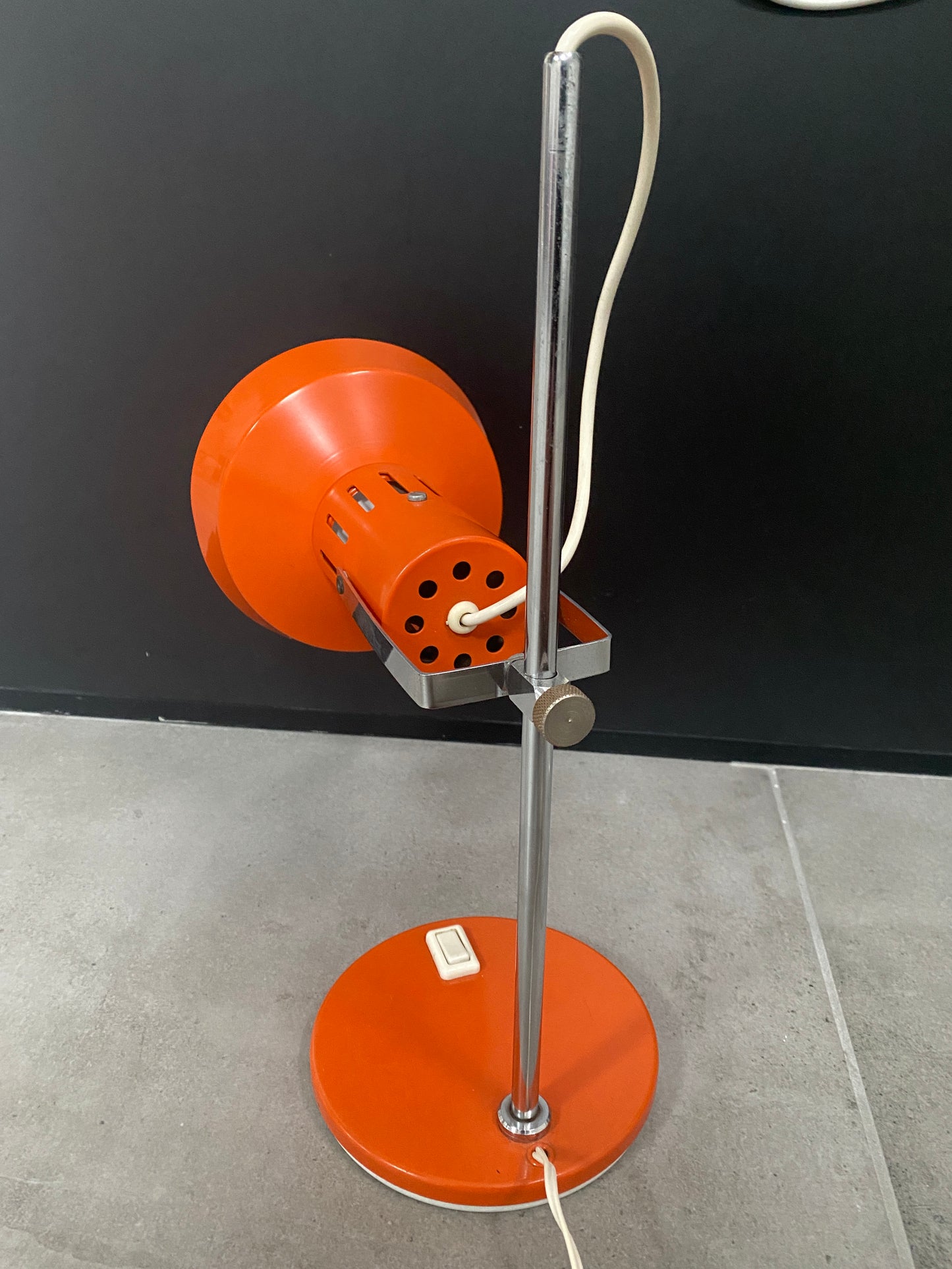 Lampe de bureau métal laqué orange et chrome - vers 1970