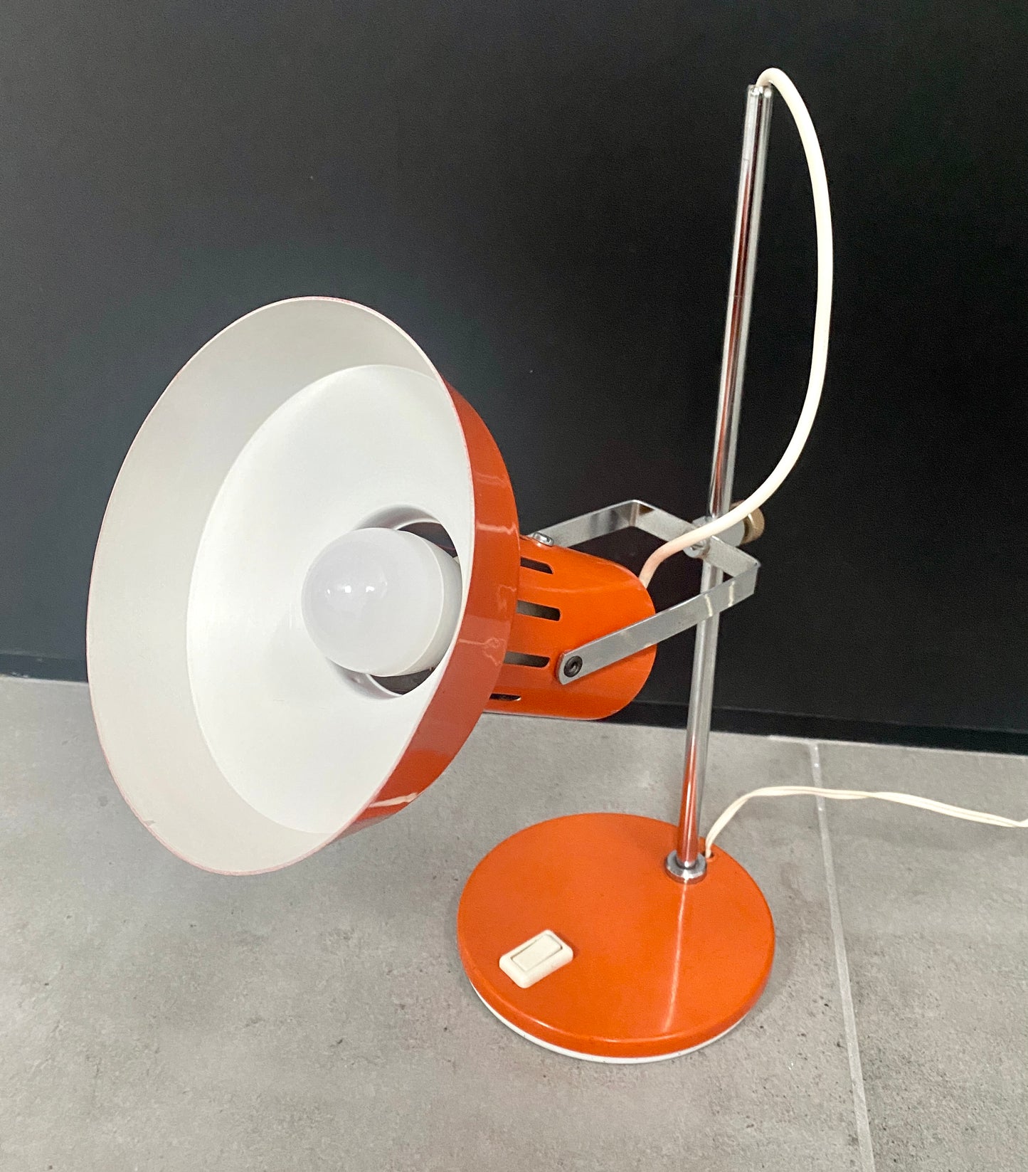 Lampe de bureau métal laqué orange et chrome - vers 1970