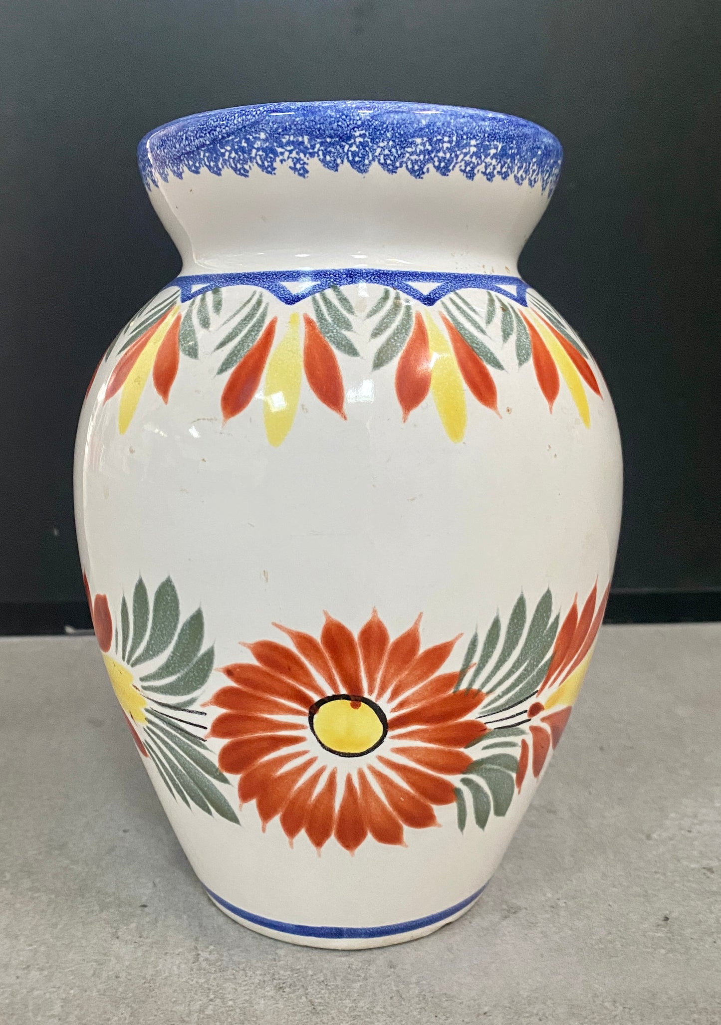 Vase « HENRIOT - QUIMPER », fleuri en céramique - Années 70