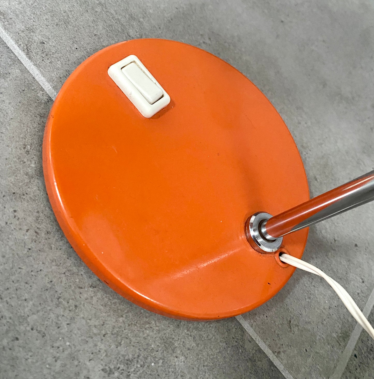Lampe de bureau métal laqué orange et chrome - vers 1970